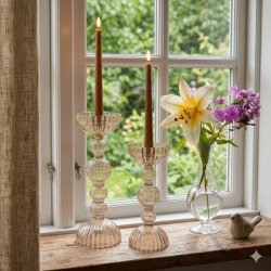 Et slankt, karamelbrunt LED-stagelys i kunstmateriale, vist fritlagt p� en ren, hvid baggrund. Kertelyset har en glat, ensartet overflade og tynder harmonisk ud mod toppen, hvor en naturtro, t�ndt 3D-flamme lyser med et varmt, gult sk�r.