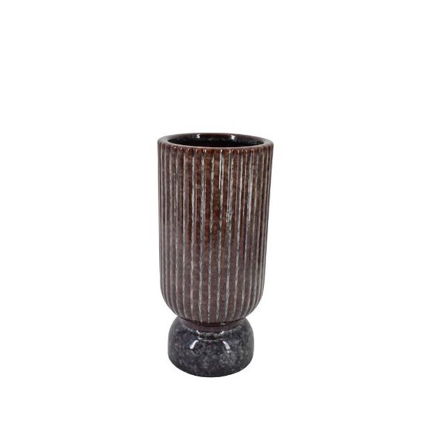 En fritlagt lille keramikvase i en dyb brun farve med vertikale riller og en rustik overflade mod en hvid baggrund.