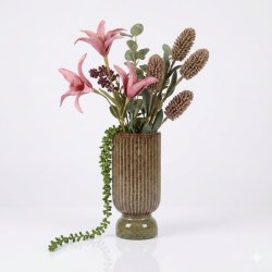 Den lille brune keramikvase dekoreret med en smuk buket af lyser�de liljer, t�rrede fr�stande og en h�ngende gr�n perler-p�-en-snor plante mod en hvid baggrund.