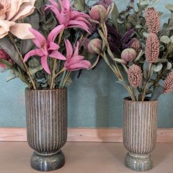 To brune keramikvaser i forskellige st�rrelser med en rillet overfladestruktur i 70'er retro-stil, vist i et lyst milj�.