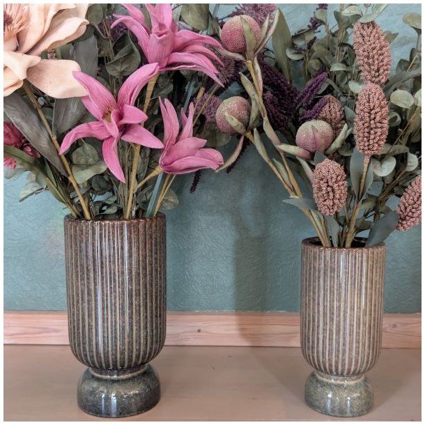 To brune keramikvaser i forskellige st�rrelser med en rillet overfladestruktur i 70'er retro-stil, vist i et lyst milj�.