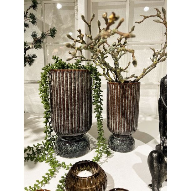 To brune keramikvaser med lodrette riller i 70'er retro-stil, vist som et s�t i forskellige h�jder mod en lys baggrund.