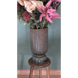 Billede taget fra en skr� vinkel af den m�nstrede keramikvase, der viser �bningen foroven og hvordan lyset falder p� de vertikale riller.