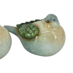 En tyk keramikfugl med gr�nne vinger og bl�lig krop, der kigger let til siden. St�rrelse: H13 / L20 cm.