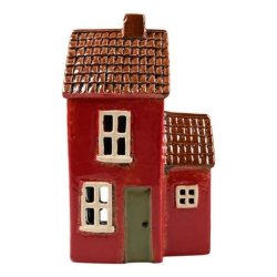R�dt keramikhus til fyrfadslys, H24 x B10 x D7 cm. Fritlagt billede af huset med detaljerede vinduer og d�r i r�d glaseret keramik.