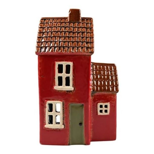 R�dt keramikhus til fyrfadslys, H24 x B10 x D7 cm. Fritlagt billede af huset med detaljerede vinduer og d�r i r�d glaseret keramik.