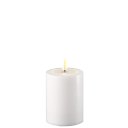 Fritlagt produktbillede af det hvide LED-bloklys med 3D statisk real flamme p� ren hvid baggrund.