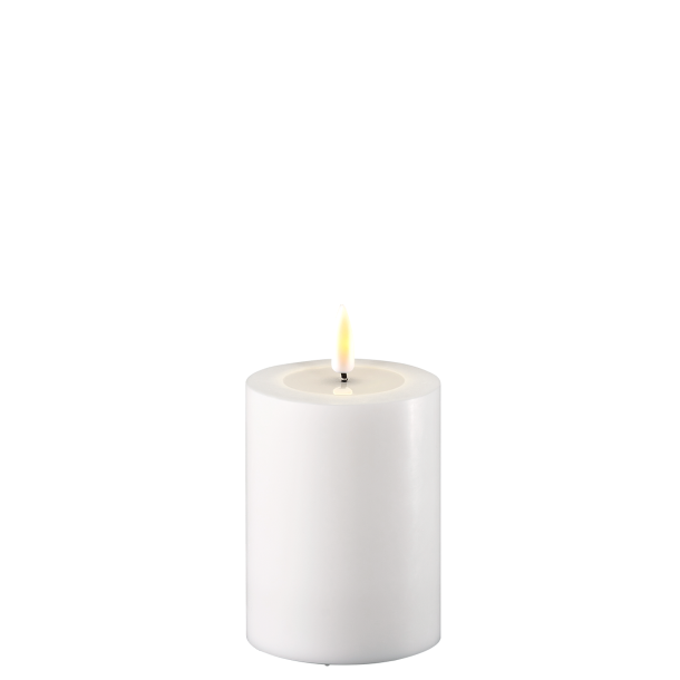 Fritlagt produktbillede af det hvide LED-bloklys med 3D statisk real flamme p� ren hvid baggrund.