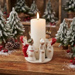 Stemningsfuldt firkantet milj�billede af det hvide LED-bloklys med t�ndt real flamme, placeret i en hyggelig juledekoration med dansende figurer, sne og sm� grantr�er.