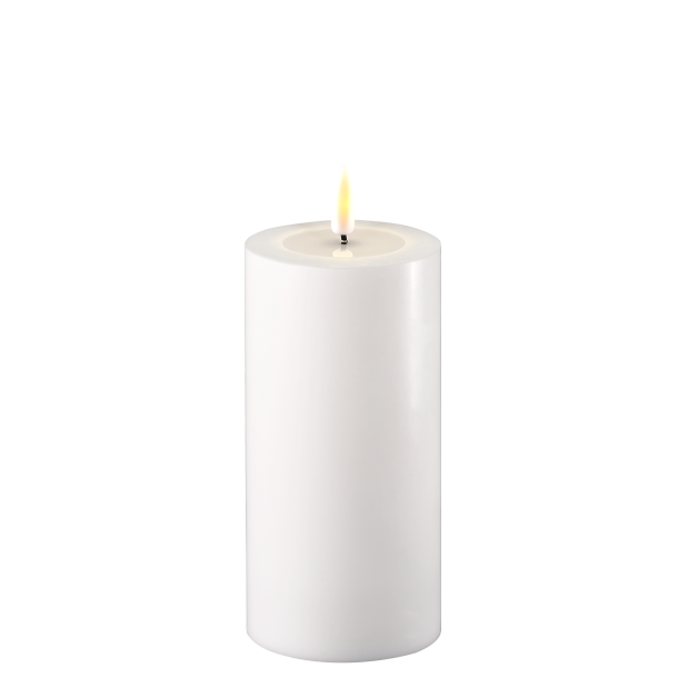 Fritlagt produktbillede af det hvide LED-bloklys med 3D statisk real flamme p� ren hvid baggrund.