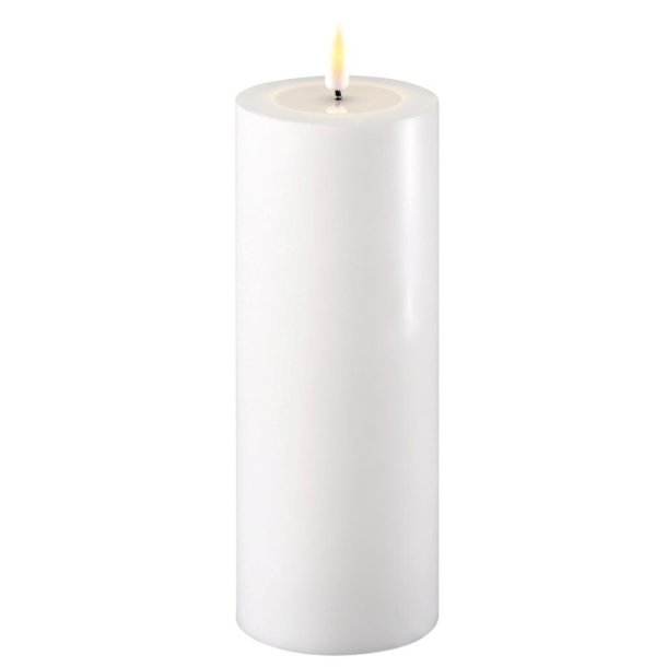 Fritlagt produktbillede af det hvide LED-bloklys med 3D statisk real flamme p� ren hvid baggrund.