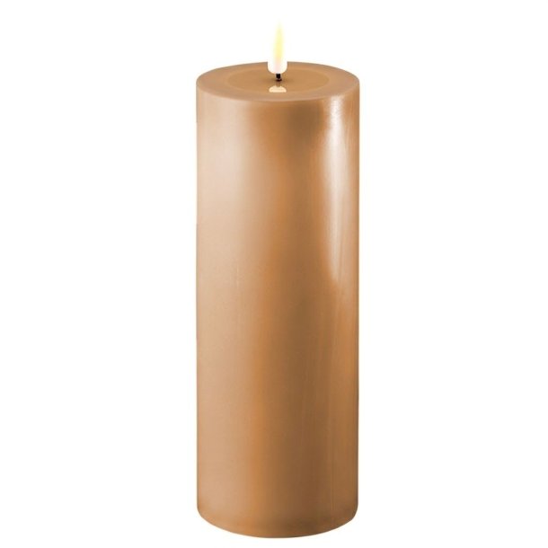 Fritlagt produktbillede af det karamelbrune LED-bloklys med 3D statisk real flamme p� H20 cm p� ren hvid baggrund.