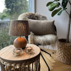 bordlampe i massivt naturtr� med jutesnor-detaljer fra La Vida.