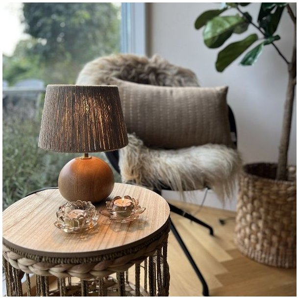 bordlampe i massivt naturtr� med jutesnor-detaljer fra La Vida.