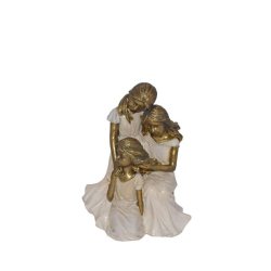 figur af tre piger i hvide kjoler