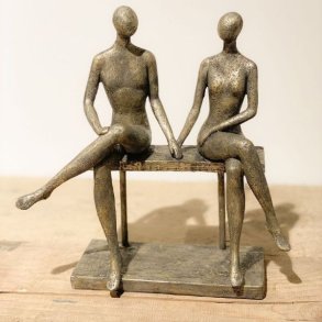 Guldfarvet La Vida skulptur af et par, der sidder sammen p� en b�nk, h�jde 20 cm.
