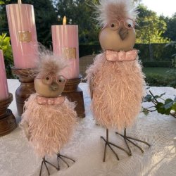 To pink Birta dekorationsfugle i forskellige st�rrelser med fjer og metalben vist sammen i en hyggelig opstilling.