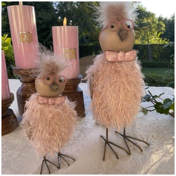 To pink Birta dekorationsfugle i forskellige st�rrelser med fjer og metalben vist sammen i en hyggelig opstilling.