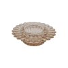 Lav og bred champagnefarvet fyrfadsstage i m�nstret glas formet som en sol eller blomst fritlagt p� hvid baggrund.