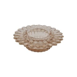 Lav og bred champagnefarvet fyrfadsstage i m�nstret glas formet som en sol eller blomst fritlagt p� hvid baggrund.
