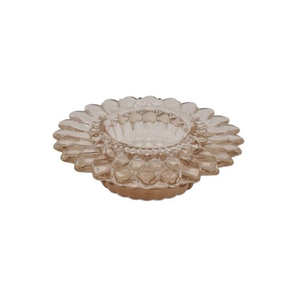 Lav og bred champagnefarvet fyrfadsstage i m�nstret glas formet som en sol eller blomst fritlagt p� hvid baggrund.