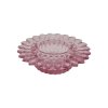 Lav og bred rosa fyrfadsstage i m�nstret glas formet som en sol eller blomst fritlagt p� hvid baggrund.