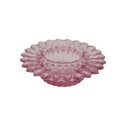Lav og bred rosa fyrfadsstage i m�nstret glas formet som en sol eller blomst fritlagt p� hvid baggrund.