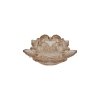 Champagnefarvet fyrfadsstage i farvet glas formet som en �ben lotusblomst med brede kronblade fritlagt p� hvid baggrund.