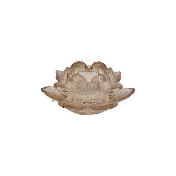 Champagnefarvet fyrfadsstage i farvet glas formet som en �ben lotusblomst med brede kronblade fritlagt p� hvid baggrund.