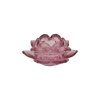 Rosa fyrfadsstage i farvet glas formet som en �ben lotusblomst med brede kronblade fritlagt p� hvid baggrund.