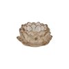 Champagnefarvet fyrfadsstage i farvet glas formet som en lotusblomst med t�tstillede kronblade fritlagt p� hvid baggrund.