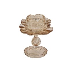 Champagnefarvet fyrfadsstage p� stilk og fod formet som en rose i farvet glas fritlagt p� hvid baggrund.