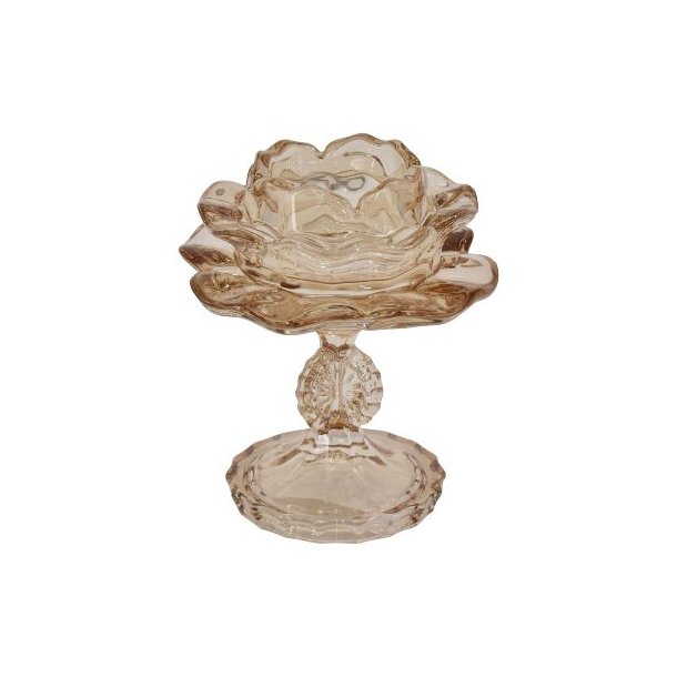 Champagnefarvet fyrfadsstage p� stilk og fod formet som en rose i farvet glas fritlagt p� hvid baggrund.