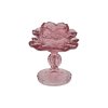 Rosa fyrfadsstage p� stilk og foot formet som en �ben rose i farvet glas fritlagt p� hvid baggrund.