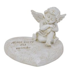 Et produktbillede p� hvid baggrund af en sovende hvid engel der sidder p� et hjerte af sten med teksten �ret v�re dit minde Figuren fra La Vida m�ler ti komma fem centimeter i h�jden og elleve centimeter i l�ngden og er udf�rt i polyresin med fine detaljer i vingerne og et fredfyldt ansigtsudtryk