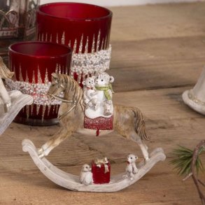 Dekorativ hvid/cremefarvet gyngehest-figur med sm� bamser p� fra La Vida til boligindretning.