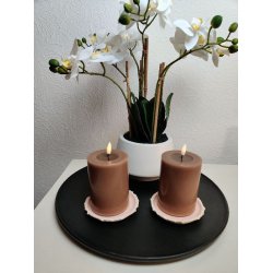 o rosa La Vida lysfade p� �10,5 cm med t�ndte brune bloklys, som er placeret p� en stor, sort rund bakketallerken i et hyggeligt arrangement foran en hvid orkid�.