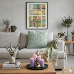 En kvadratisk mintgr�n pude med elegant geometrisk broderi er centralt placeret i en lys beige sofa Puden er hovedfokus i dette boligmagasin-milj� og er stylet med en matchende plaid og et Vissevasse billede hvilket skaber en rolig og luksuri�s nordisk stil