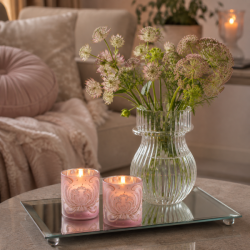 Aflangt spejlfad fra La Vida opstillet p� et bord med lyser�de glaslygter, levende lys og en ribbet glasvase med blomster.