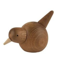 Et produktbillede p� hvid baggrund af den store m�rke tr�fugl i mahogni fra La Vida. Fuglen m�ler syv centimeter i h�jden og tolv centimeter i l�ngden og er udf�rt i m�rkt tr� med et lyst n�b der peger nedad. Kroppen har en rund form med synlige �rer i tr�et og et lille sort �je.