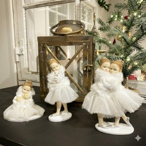 Elegante hvide og s�lvfarvede dekorationsfigurer fra La Vida af veninderne Anna og Elsa samt piger med kanin og hundehvalp.