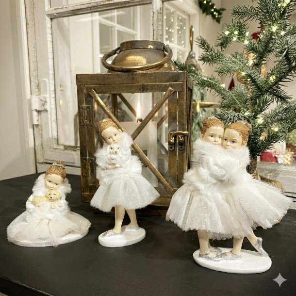 Elegante hvide og s�lvfarvede dekorationsfigurer fra La Vida af veninderne Anna og Elsa samt piger med kanin og hundehvalp.