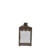 Lille antikbrun jernlanterne p� 22 cm med fin udsk�ret bort i toppen og glasruder, vist p� en ren hvid baggrund.