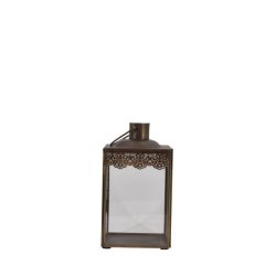 Lille antikbrun jernlanterne p� 22 cm med fin udsk�ret bort i toppen og glasruder, vist p� en ren hvid baggrund.