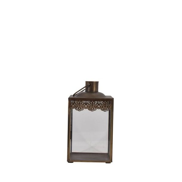 Lille antikbrun jernlanterne p� 22 cm med fin udsk�ret bort i toppen og glasruder, vist p� en ren hvid baggrund.