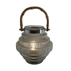 En rillet glaslanterne med et buet bambush�ndtag og en metalring �verst. En indvendig lyskilde er t�ndt, hvilket giver lanternen en varm gl�d. Hele lanternen er placeret centralt p� en ren hvid baggrund.