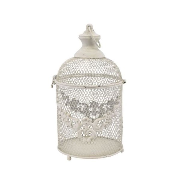 Fritlagt billede af et stort lanternebur i antik hvid metal mod hvid baggrund. Buret har et fint net og dekorative udsk�ringer p� fronten.