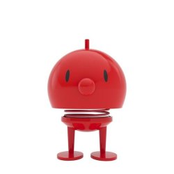 En klassisk r�d Hoptimist Bumble dreng i plast med en h�jde p� 13 cm og diameter p� 10 cm, vist med opm�rksomme �jne, split p� hovedet og en r�d fjeder, fritlagt p� en ren hvid baggrund.