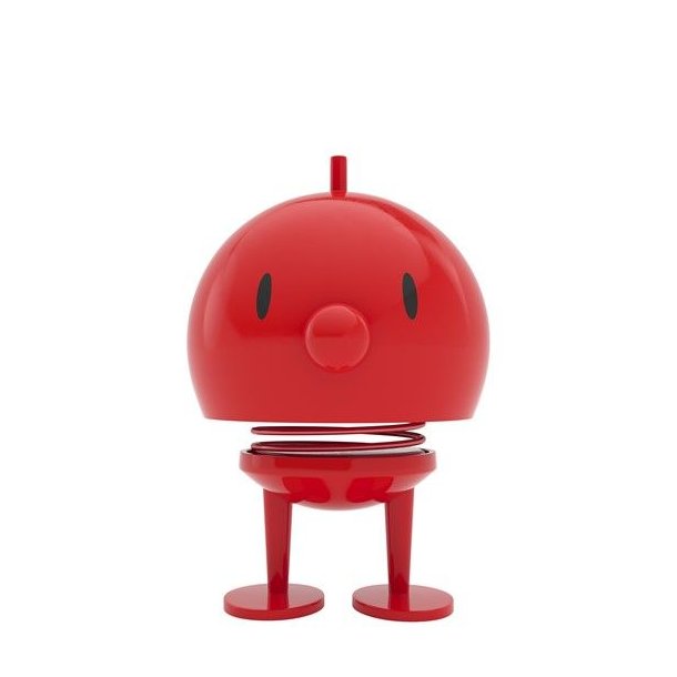 En klassisk r�d Hoptimist Bumble dreng i plast med en h�jde p� 13 cm og diameter p� 10 cm, vist med opm�rksomme �jne, split p� hovedet og en r�d fjeder, fritlagt p� en ren hvid baggrund.