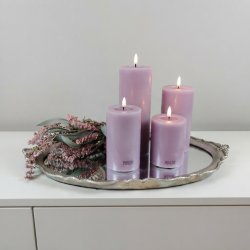 Stemningsfuldt firkantet milj�billede af de fire lilla LED-bloklys med t�ndte real flammer, placeret p� en dekorativ s�lvspejlbakke med t�rrede blomster.